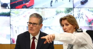 Las restricciones de entradas de Starmer redujeron la migración neta a casi la mitad en 2025
