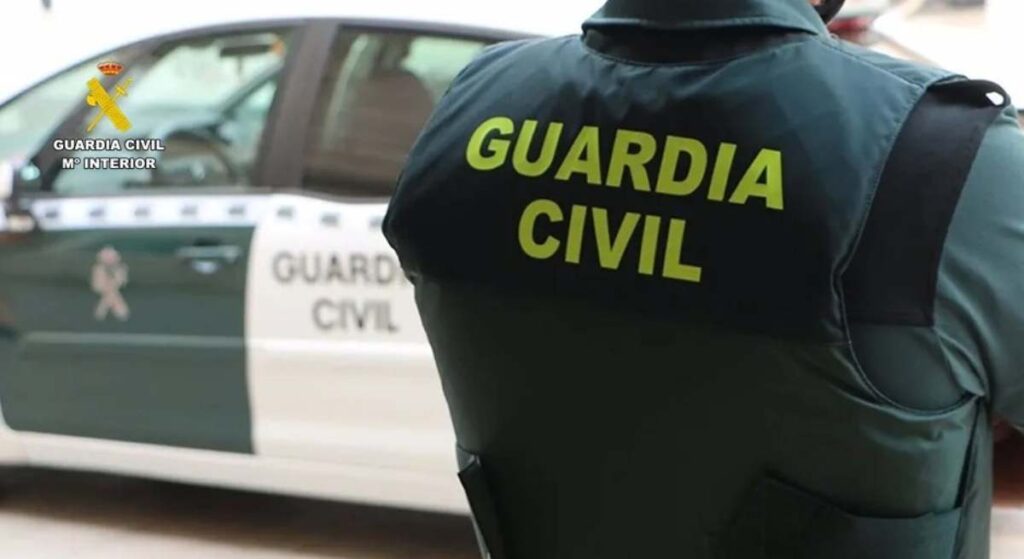 Le roban a la Armada tres embarcaciones durante unas maniobras en Barbate, Cádiz