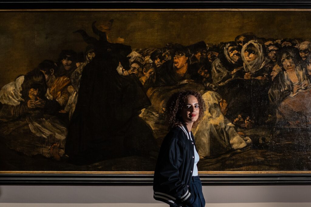 Leila Slimani, ante 'El Aquelarre', una de las Pinturas Negras de Goya en el Museo del Prado.