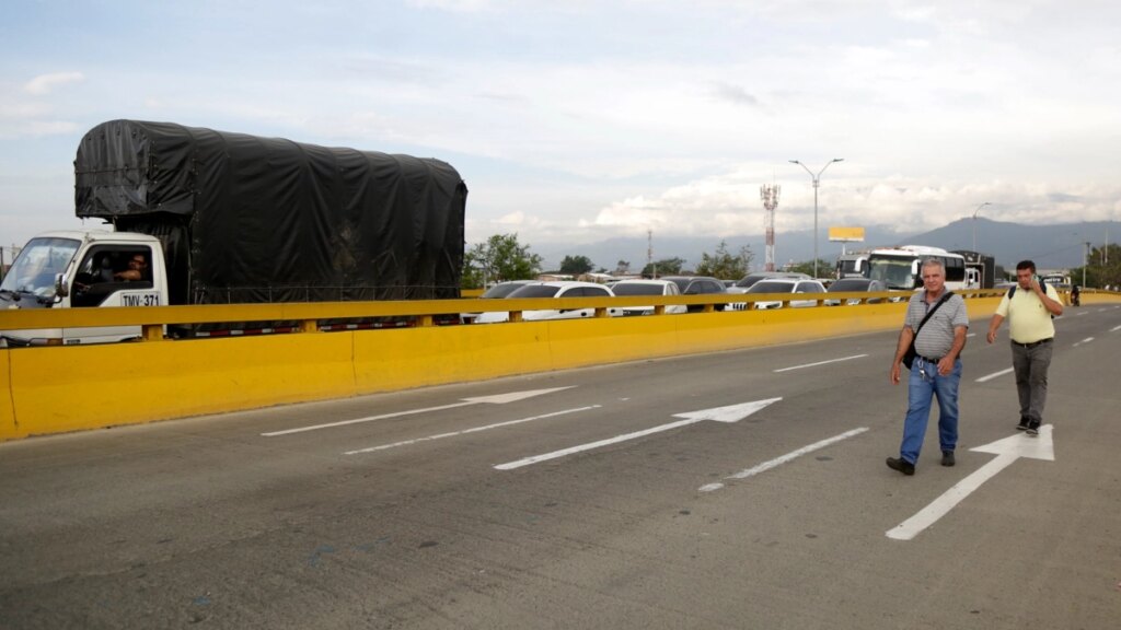 Levantan buena parte de los bloqueos, tras diálogos entre transportadores del antiguo servicio colectivo y camperos y la Alcaldía de Cali