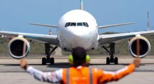 Llegan dos vuelos de repatriación con 285 migrantes venezolanos