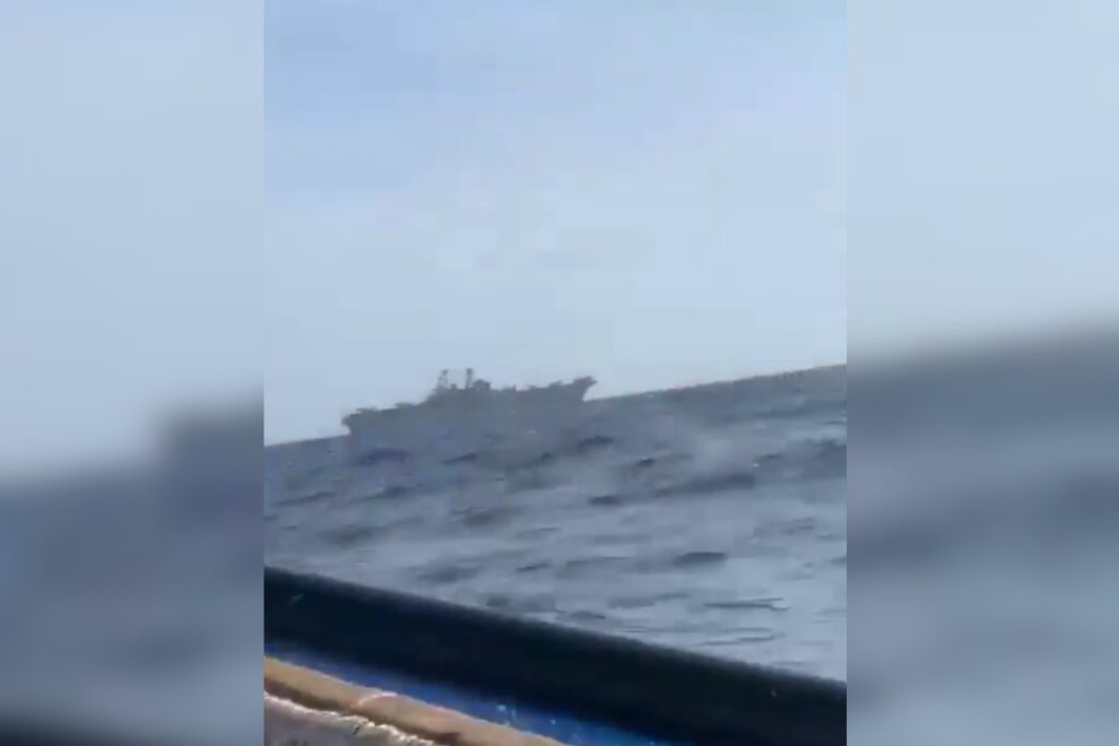 "Llegaron los gringos": pescadores grabaron al USS Iwo Jima frente a La Guaira (VIDEO)