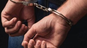 Lo arrestan por herir a su hermana y a un vecino con un cuchillo