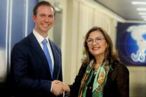 Lo que conversaron Jacqueline Farías y Ryan McCormack tras regreso de American Airlines a Venezuela