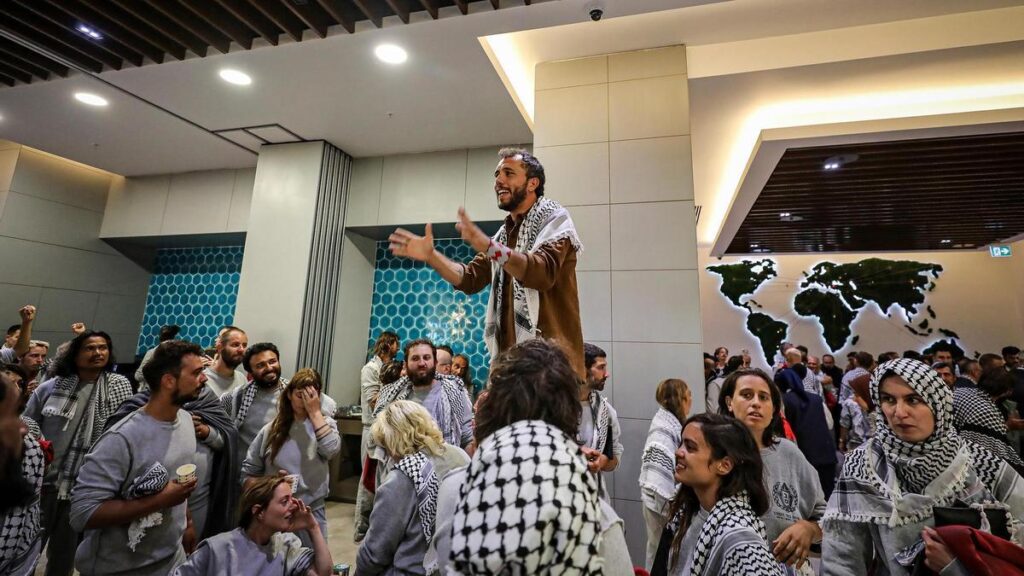 Archivo - Llegada al aeropuerto de Estambul, en Turquía, de activistas de la flotilla interceptada por Israel en aguas internacionales del mar Mediterráneo tras su deportación por parte de las autoridades israelíes