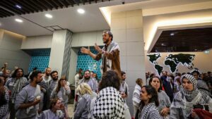 Los 18 catalanes de la Global Sumud Flotilla llegan este sábado a Barcelona | elperiodico.com