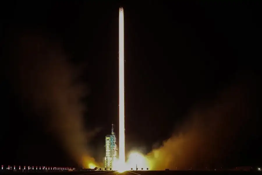 Los astronautas de la misión china Shenzhou-21 vuelven a la Tierra