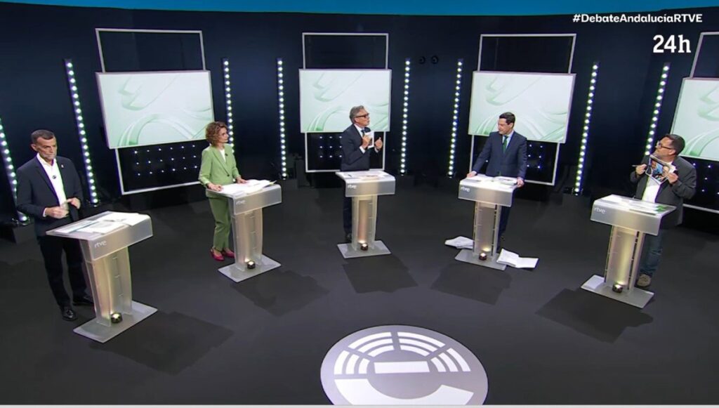 Los candidatos de la oposición cargan contra la gestión sanitaria de Moreno, que promete aumentar por ley los recursos