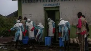 Los casos sospechosos de ébola ascienden a 670, con 160 muertes asociadas con el nuevo brote | elperiodico.com