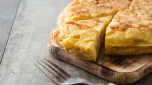 Los chefs coinciden: el secreto de una tortilla de patata perfecta está en batir los huevos con cuchara