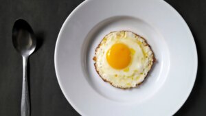 Los chefs coinciden: lograr el huevo frito perfecto se consigue usando aceite de oliva y huevo fresco