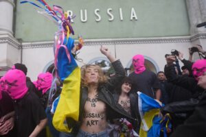 Los colectivos Pussy Riot y Femen protestan en la Bienal de Venecia contra la participación de Rusia