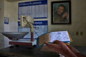 Los cubanos tratan de sobrevivir con libretas de racionamiento en medio de la escasez