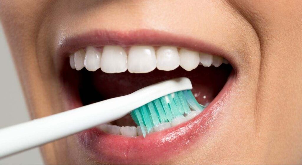 Los expertos coinciden: las personas que usan este tipo de cepillo de dientes tienen un menor riesgo de traumatismo gingival
