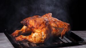 Los mejores chefs coinciden: el mejor pollo asado se consigue sumergiéndolo en una salmuera durante varias horas