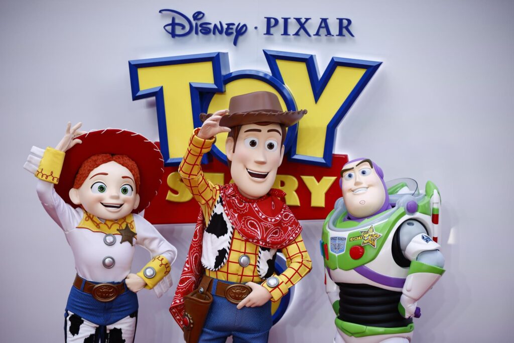 Los personajes de "Toy Story 5" revolucionan Londres con un adelanto de la película