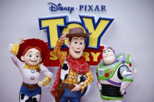 Los personajes de «Toy Story 5» revolucionan Londres con un adelanto de la película
