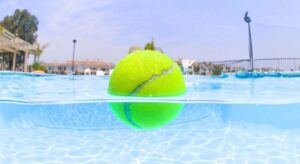 Los técnicos de mantenimiento coindicen: «Introducir un par de pelotas de tenis en la piscina te va a hacer ahorrar mucho dinero»