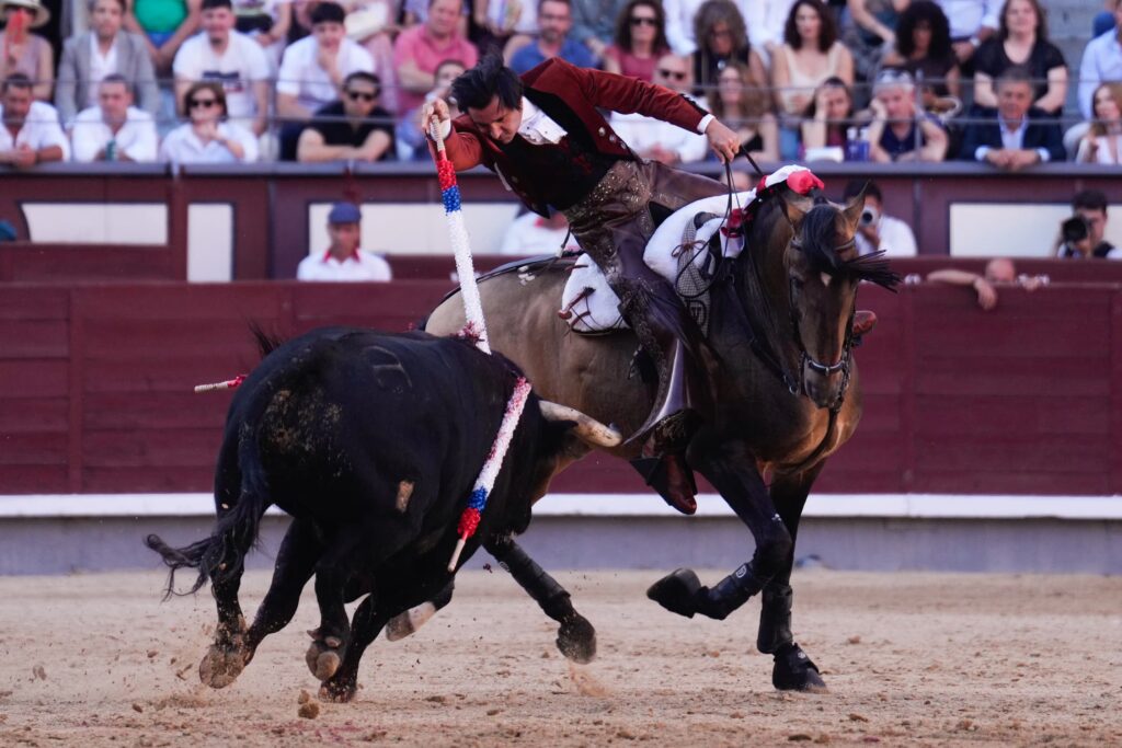 Diego Ventura clava una banderilla al primer toro de su lote.