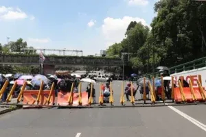 Maestros mexicanos escalan sus protestas con bloqueos viales a dos semanas del Mundial