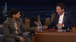 Maluma le regaló un carriel tradicional a Jimmy Fallon durante su visita a ‘The Tonight Show’: brindaron con aguardiente
