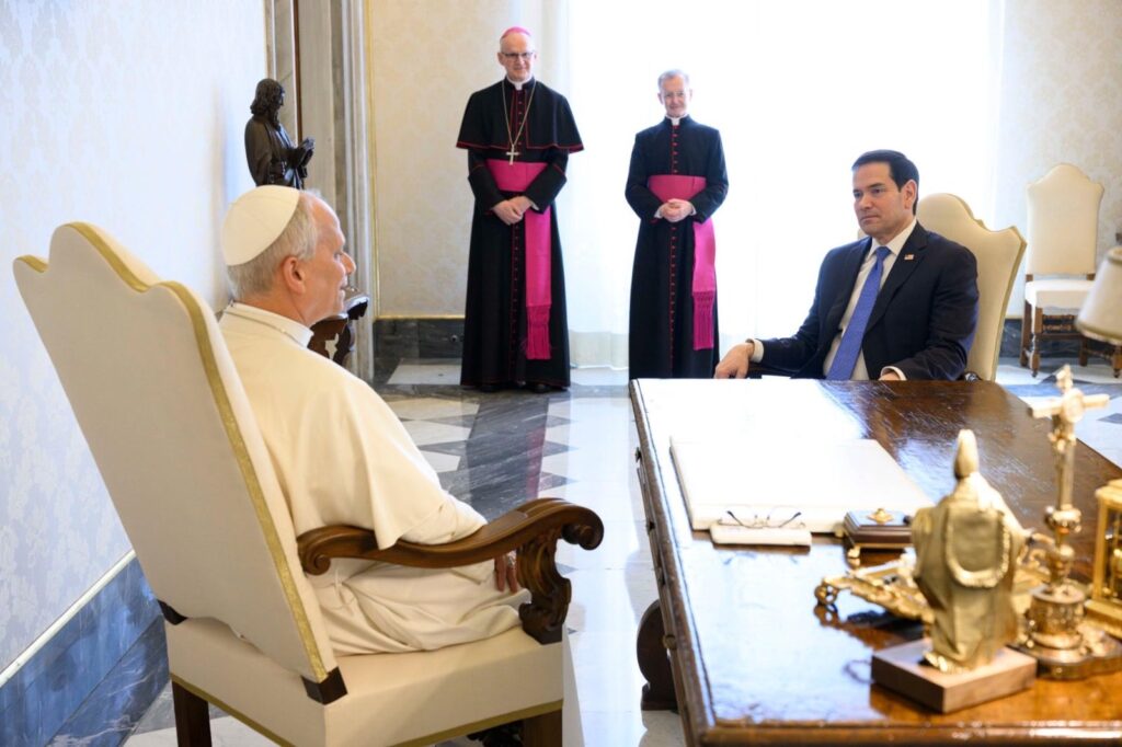 Marco Rubio se reúne con el papa León XIV y le reitera compromiso por la paz