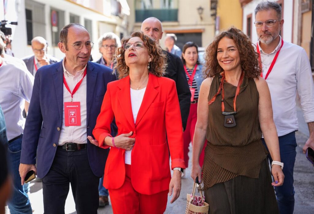 María Jesús Montero ya se encuentra en el hotel de Sevilla desde el que el PSOE-A sigue el escrutinio electoral del 17M