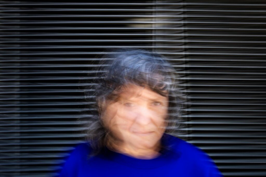 Marta Azparren, artista esquiva con hacer su imagen pública, en una fotografía trepidada a petición de ella. 