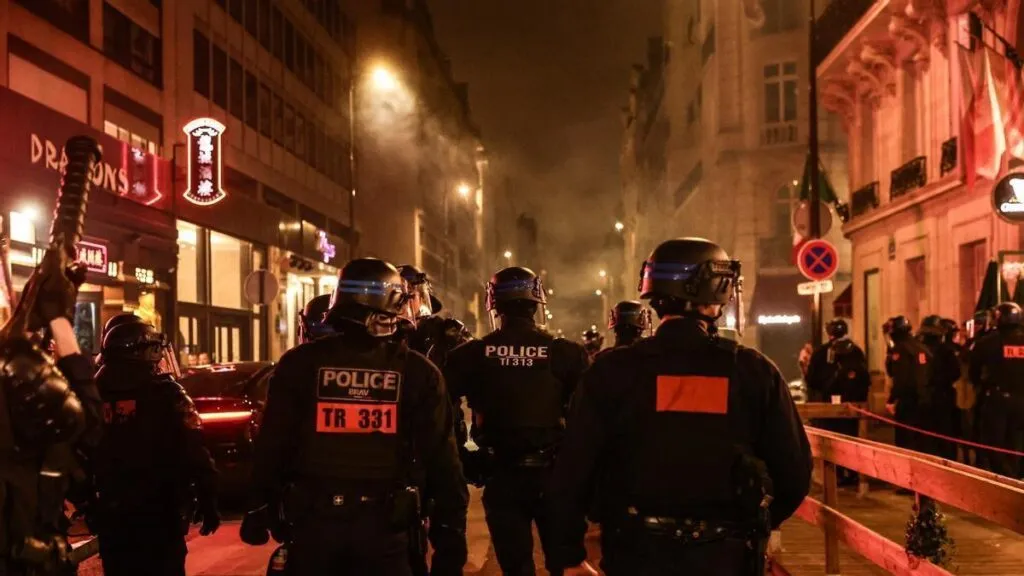 La policía francesa trata de controlar los disturbios en París.