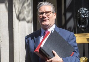 Más de 70 diputados laboristas piden la dimisión de Starmer | europapress.es