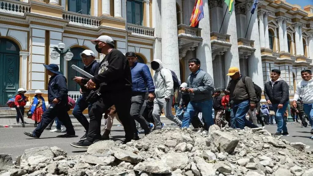 Máxima tensión en Bolivia: la Policía reprime a los manifestantes que exigen la renuncia de Rodrigo Paz