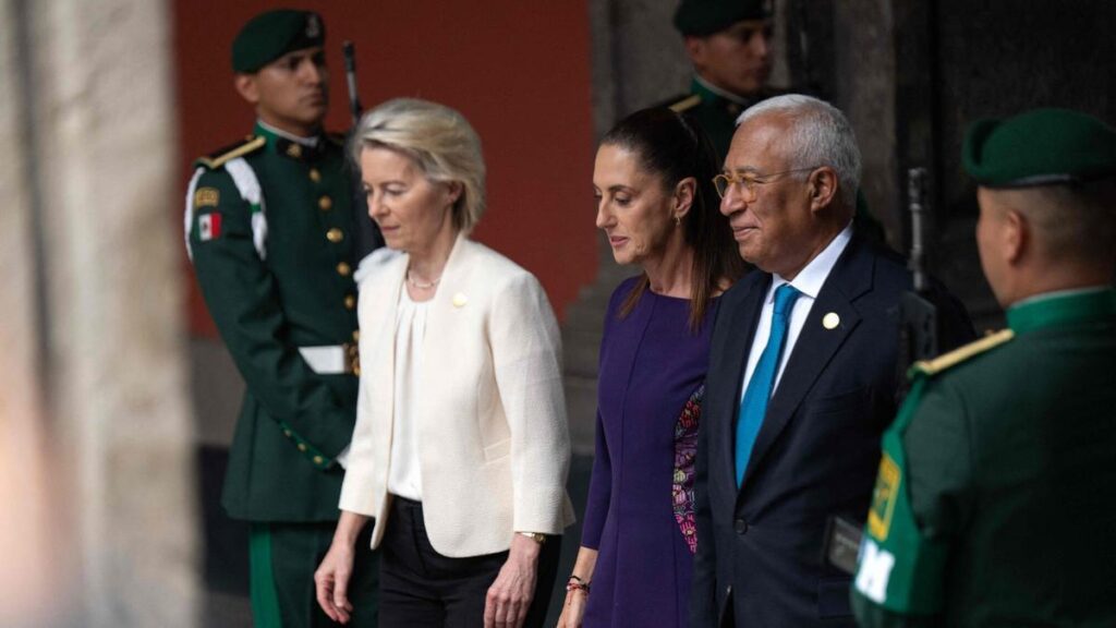 La presidenta de la Comisión Europea, Ursula von der Leyen; la de México, Claudia Sheinbaum, y el del Consejo, António Costa, este viernes en Ciudad de México.