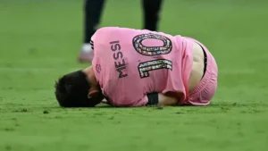 Messi con aparente molestia a tres semanas del Mundial