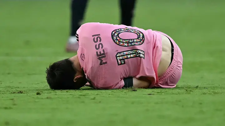 Messi con aparente molestia a tres semanas del Mundial