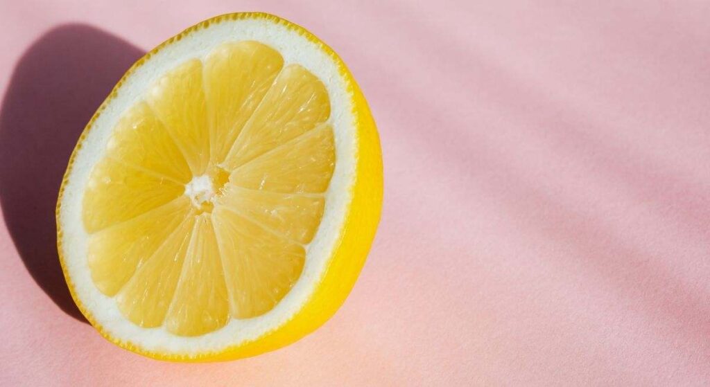 Mezclar limón y agua caliente en el horno: para qué sirve y por qué lo recomiendan