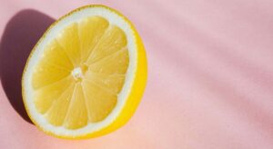 Mezclar limón y agua caliente en el horno: para qué sirve y por qué lo recomiendan