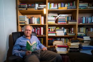 Miguel Pardeza, el ex futbolista que tiene 15.000 libros y publica su tercera novela: »¿Intruso? Escribir no es potestativo de una casta» | LaLiga EA Sports 2025 | elmundo.es