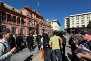 Milei intensifica los insultos a los periodistas argentinos y crece la confrontación
