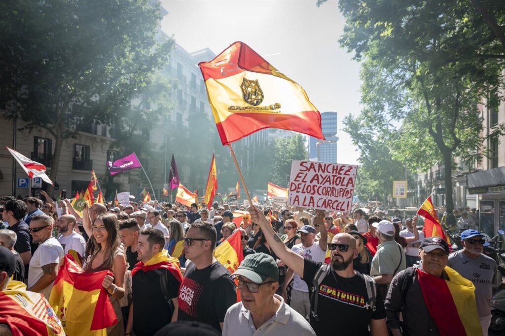 Miles de personas piden en Madrid la dimisión de Sánchez en una marcha apoyada por Vox y PP