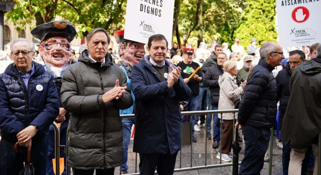 Miles de personas protestan en Salamanca contra el aislamiento ferroviario: "Nos jugamos nuestro futuro"