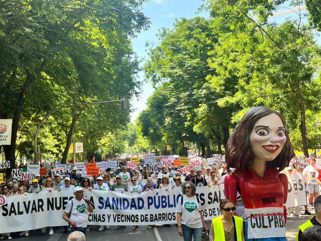 Miles de personas vuelven a recorrer Madrid en defensa de la Sanidad Pública frente al "desmantelamiento" del PP
