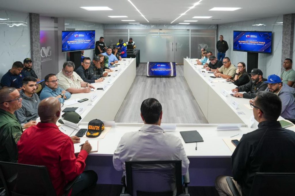 Ministro Héctor Silva fortalece la minería aurífera en encuentro con Alianzas Productivas del AMO