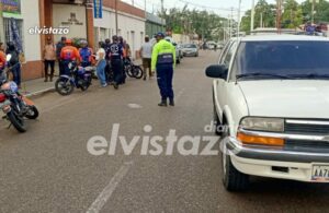 Moto y Blazer colisionan frente al Hotel Santa Cruz dejando un joven lesionado