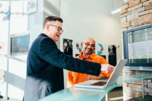 Muchos trabajadores europeos afirman que teletrabajar les está quitando oportunidades: sus jefes ascienden a la gente a la que ven