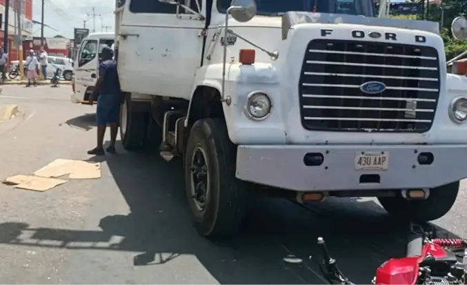 Muere bebé de un año en choque de moto y camión volteo