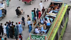Mueren 17 personas al chocar una furgoneta contra un autobús averiado en Pakistán | elperiodico.com