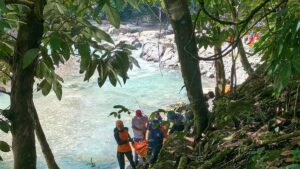 Mueren dos turistas austriacos tras la rotura de un famoso puente colgante en Indonesia | elperiodico.com