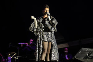 Natalia Jiménez cerró casi sin público el fallido concierto chavista en La Carlota (VIDEO)