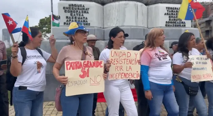 "No al simulacro" y "Yankee, go home", gritaron chavistas durante protesta en Caracas – Efecto Cocuyo
