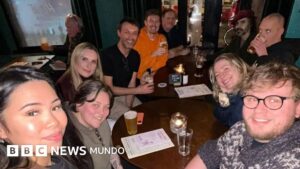 «No tenía idea de lo triste que estaba»: el hombre que organiza veladas en pubs para charlar con desconocidos tras el suicidio de su mejor amigo